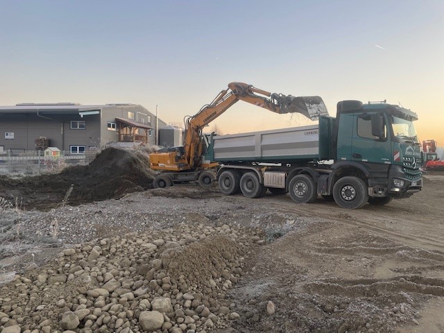 Beispielarbeit von Erdbau Gierlinger Fuhrunternehmen. Bagger. Erdarbeiten. Kieslieferungen - veröffentlicht auf Bauunternehmen.org