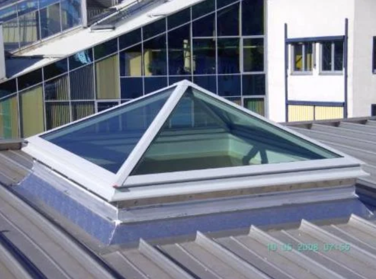 Beispielarbeit von Lichtkuppel - Service Kühnle / Lichtbänder - Flachdachfenster - veröffentlicht auf Dachdecker.com
